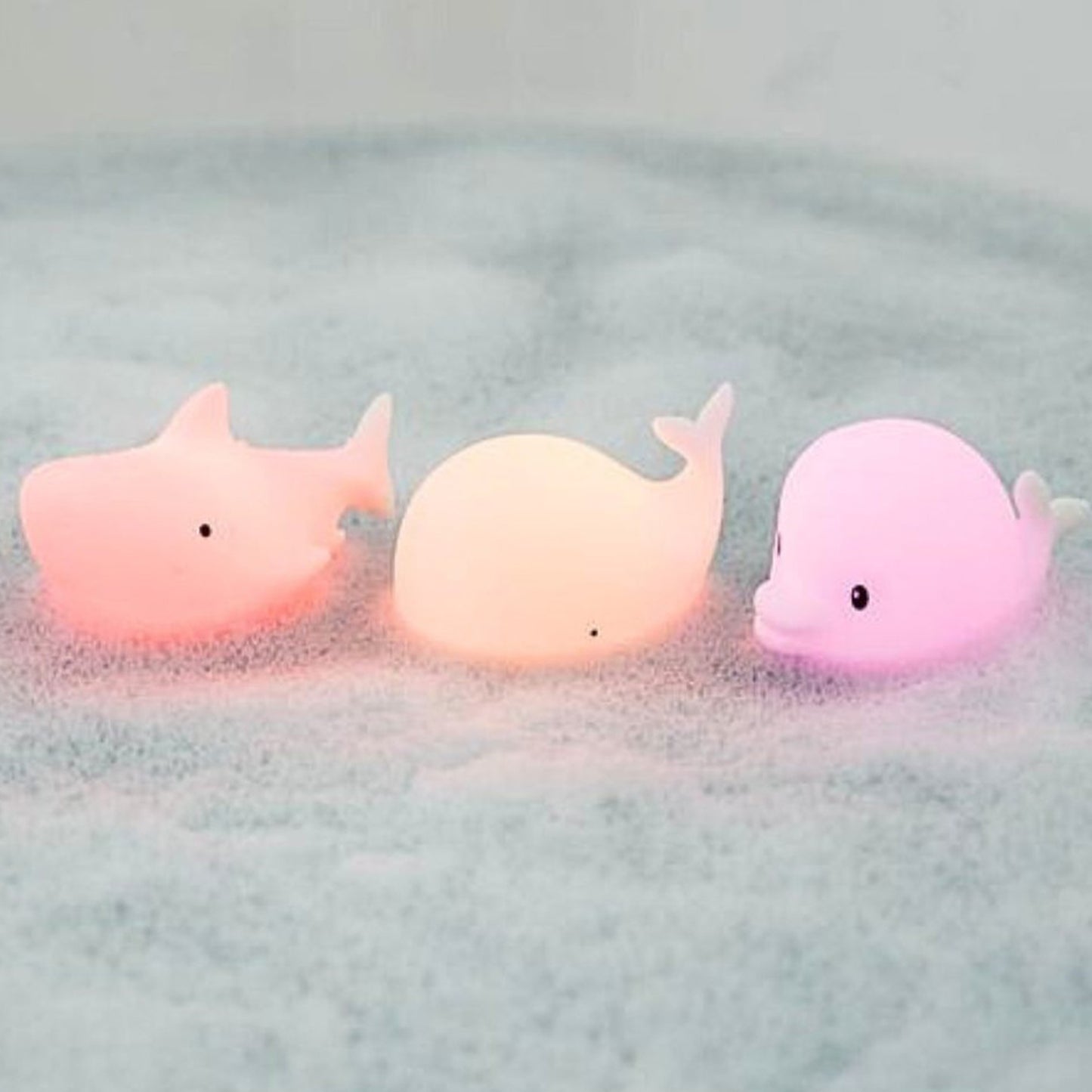 Självlysande badleksaker- delfin, val och haj